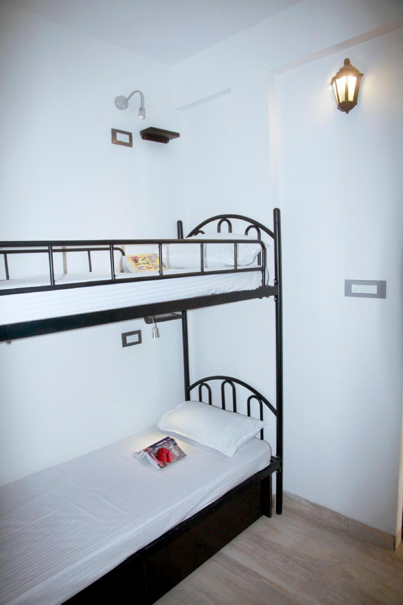 Wanderers Hostel Morjim Exterior photo