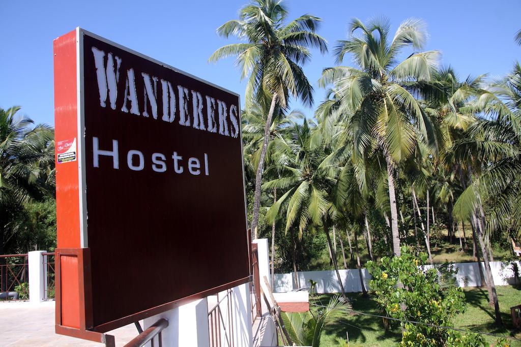 Wanderers Hostel Morjim Exterior photo