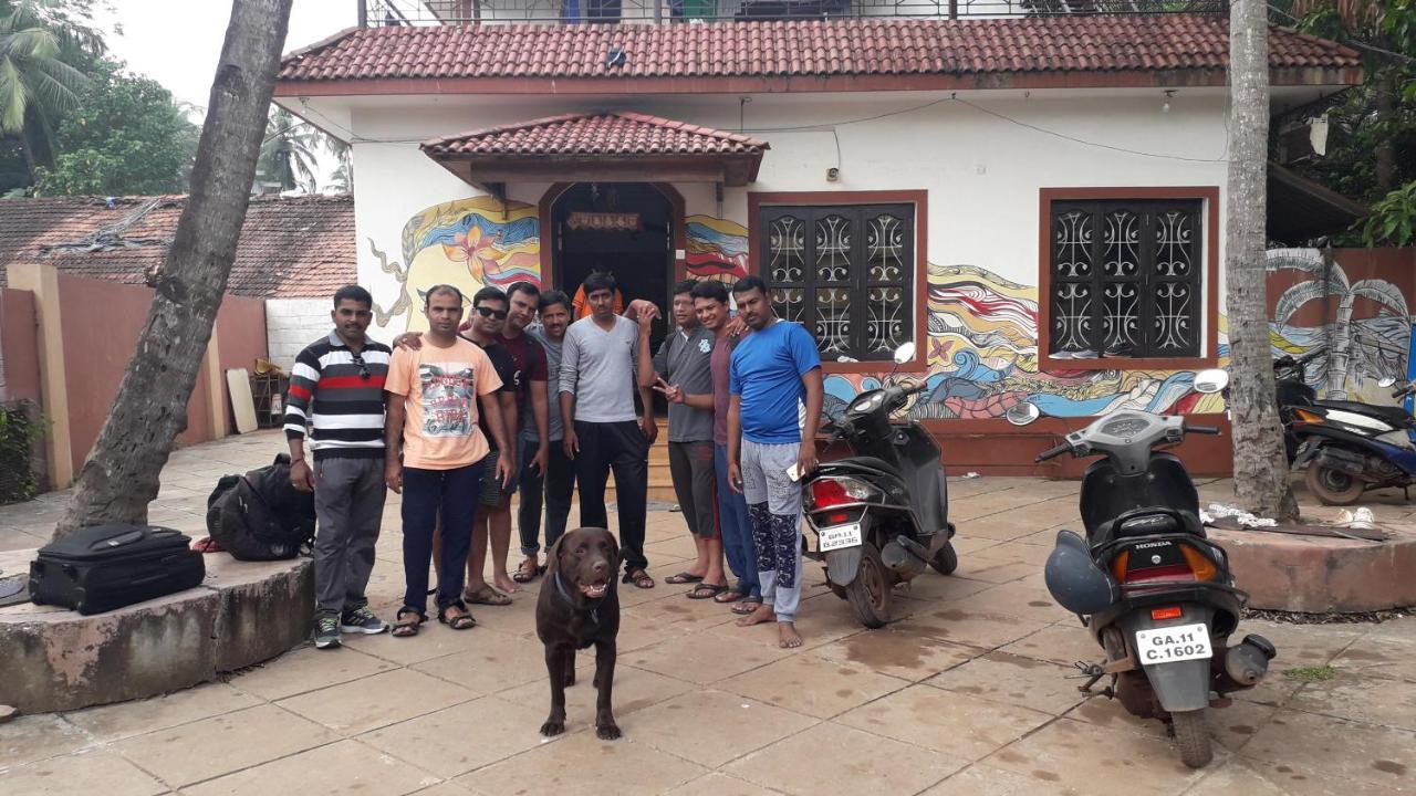 Wanderers Hostel Morjim Exterior photo